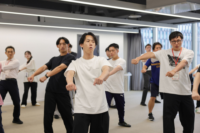 제6회 한일 고교교사 교류사업에 참여한 일본 고등학교 교사들이 지난달 27일 서울컬쳐라운지에서 K팝 체험을 하고 있다. 이번 교류 프로그램은 23일부터 28일까지 5박 6일간 진행되며 고등학교 방문과 K팝·판소리 등 문화 체험, 삼성전자·한국거래소 등 산업 현장 탐방, 전문가 강연 등으로 구성됐다. 연합뉴스