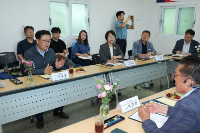 이승돈 농촌진흥청장이 생산 농가와 보성축협, 풀사료·한우 관련 단체 관계자들과 간담회를 갖고, 3모작 확대에 따른 생산비 부담과 퇴비 살포 시기에 집중되는 장비 확보 등의 어려움을 들었다. 농진청 제공