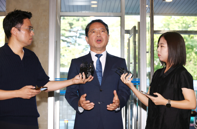 김승원 법무부장관 후보자가 3일 서울 종로구 적선현대빌딩에 마련된 인사청문회 준비 사무실로 출근하며 발언하고 있다. 연합뉴스