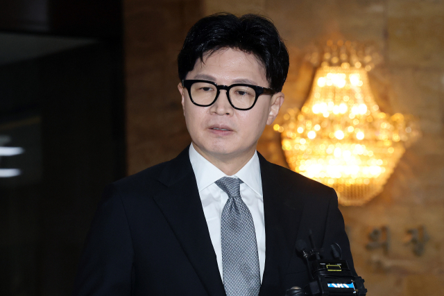 무소속 한동훈 의원이 3일 국회에서 열릴 예정인 본회의에 참석하며 김승원 법무부 장관 후보자를 둘러싼 의혹과 관련한 취재진 질의에 답하고 있다. 연합뉴스