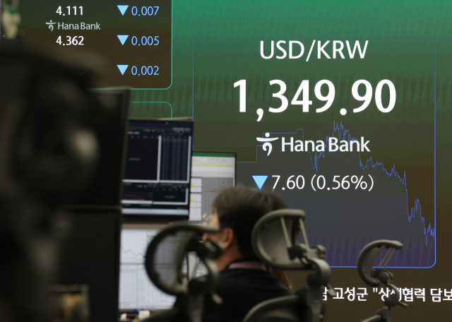 4일 원달러 환율이 장중 1340원대로 하락한 서울 중구 하나은행 딜링룸 현황판의 모습. 연합뉴스