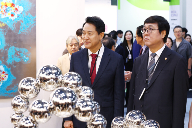 2일 서울 강남구 코엑스에서 열린 '2026 키아프 서울·프리즈 서울' 개막식에서 최휘영 문화체육관광부 장관과 오세훈 서울시장이 전시를 둘러보고 있다. 연합뉴스