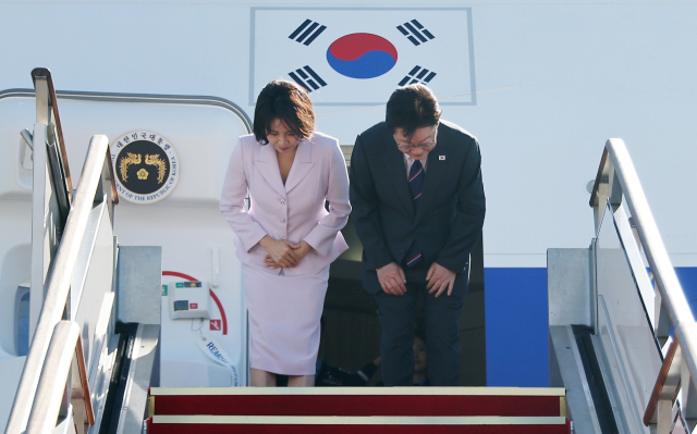 프랑스를 국빈 방문하는 이재명 대통령 부부가 6일 성남 서울공항 공군 1호기에서 환송객들을 향해 인사하고 있다. 연합뉴스