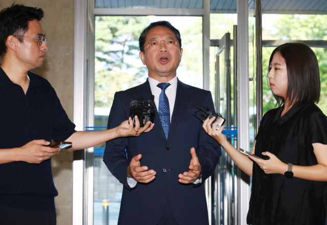 김승원 법무부장관 후보자가 지난 3일 서울 종로구 적선현대빌딩에 마련된 인사청문회 준비 사무실로 출근하며 취재진 질문에 답하고 있다. 연합뉴스