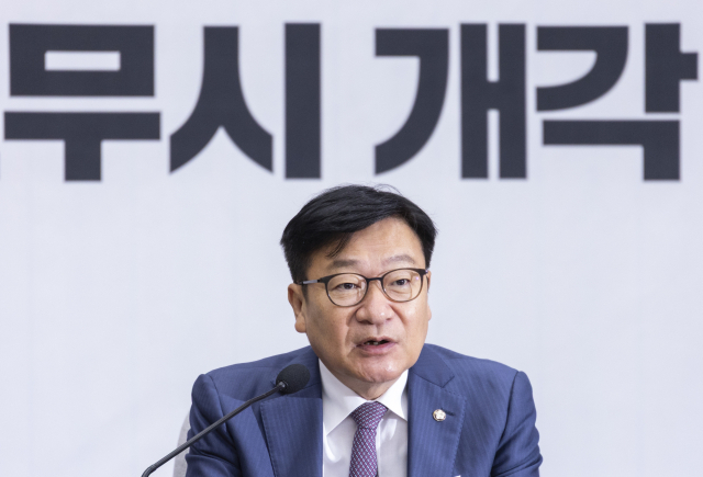 국민의힘 정점식 원내대표가 4일 국회에서 열린 원내대책회의에서 김승원 법무부 장관 후보자 청탁 의혹과 관련해 철저 규명을 촉구하는 발언을 하고 있다. 연합뉴스