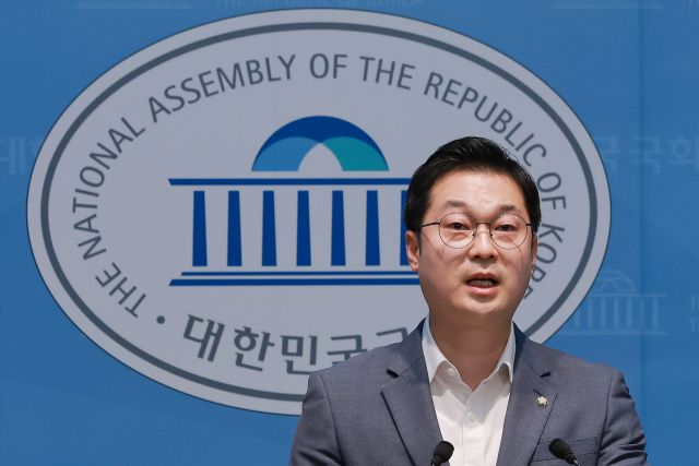 더불어민주당 김동아 의원이 6일 국회 소통관에서 김승원 법무부 장관 후보자와 관련해 무소속 한동훈 의원이 김 후보자의 비공개 수사 기록을 불법으로 넘겨 받았다며 한 의원과 성명불상의 제공자를 고위공직자범죄수사처에 고발한다고 밝히고 있다. 연합뉴스