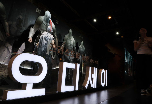 크리스토퍼 놀런 감독의 영화 '오디세이'가 관객수 1천만 명을 눈앞에 두고 있다. 이 영화는 지난 3일 기준 누적 관객 수 932만9천여 명을 기록했다. 사진은 6일 서울의 한 영화관에 설치된 오디세이의 홍보물. 연합뉴스