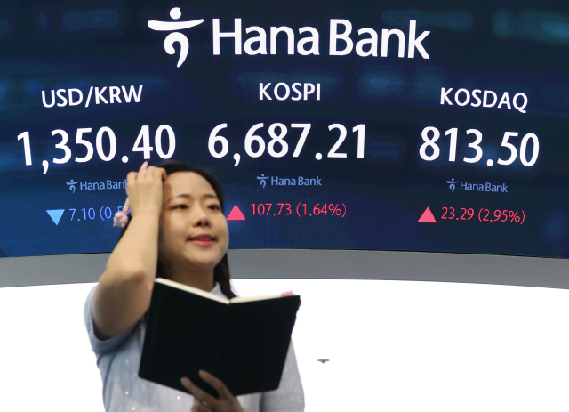 지난 4일 서울 중구 하나은행 딜링룸 현황판에 코스피와 원달러 환율 등이 표시되고 있다. 연합뉴스