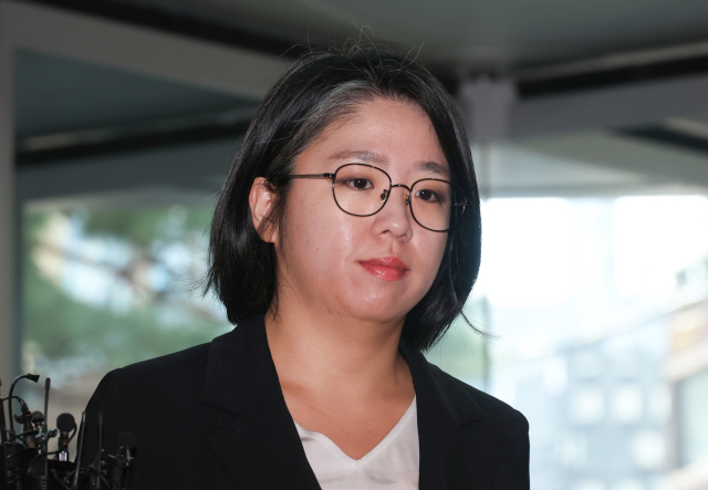 용혜인 성평등가족부 장관 후보자가 7일 서울 서대문구에 마련된 인사청문회 준비 사무실로 출근하고 있다. 연합뉴스