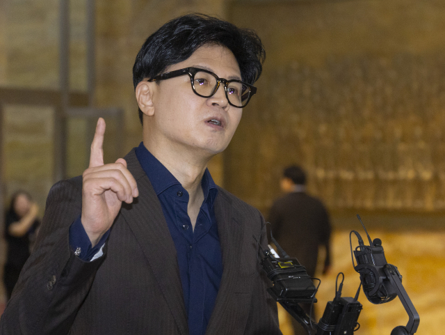 무소속 한동훈 의원이 7일 국회에서 열린 본회의에 참석하기 위해 국회 본청에 들어서다 취재진과 만나 연일 제기하고 있는 김승원 법무부 장관 후보자 의혹과 관련해 의견을 말하고 있다. 연합뉴스