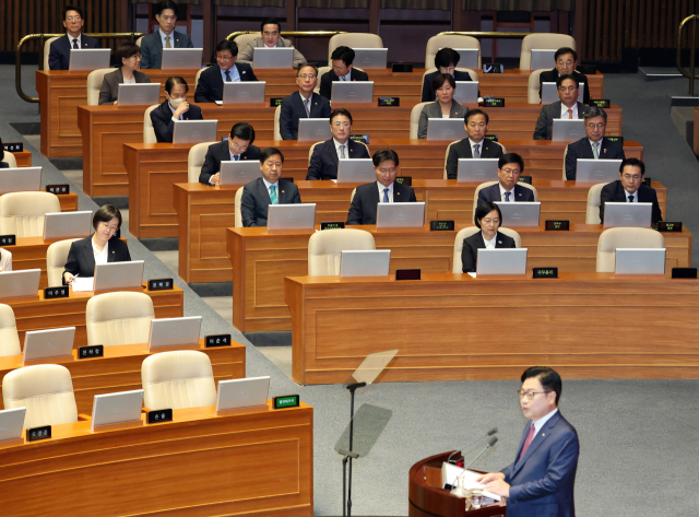 한성숙 국무총리를 비롯한 국무위원들이 8일 국회에서 열린 제439회 국회 정기회 4차 본회의에서 국민의힘 정점식 원내대표의 교섭단체 대표 연설을 듣고 있다. 연합뉴스