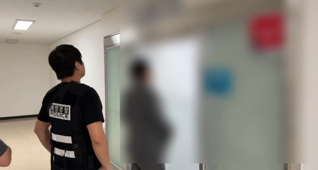 부산 오륙도 앞바다에서 전복돼 침몰한 예인선 티엔에스캐처호 사고 원인을 밝히기 위해 해경이 관계자 압수수색에 나섰다. 부산해양경찰서 제공