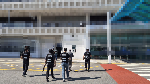 부산 오륙도 앞바다에서 전복돼 침몰한 예인선 티엔에스캐처호 사고 원인을 밝히기 위해 해경이 관계자 압수수색에 나섰다. 부산해양경찰서 제공