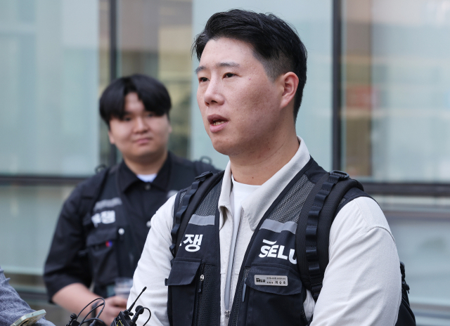 최승호 초기업노조 삼성전자지부 위원장이 지난 5월 13일 경기도 수원시 영통구 수원지방법원에서 열린 삼성전자가 노조를 상대로 제기한 위법 쟁의행위 금지 가처분 신청 심문을 마치고 나와 취재진 질문에 답하고 있다. 연합뉴스
