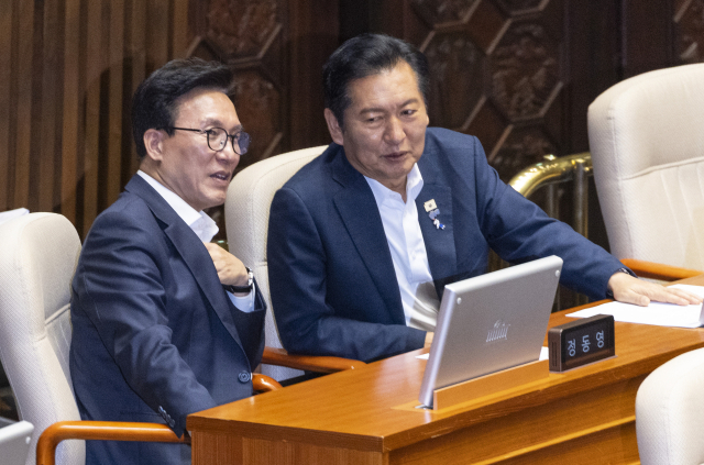 더불어민주당 김민석 대표(왼쪽)와 정청래 전 대표. 연합뉴스