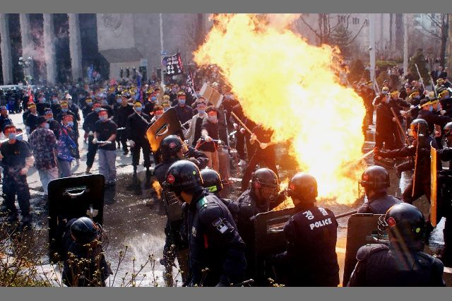 북파공작원, 보상 요구 시위 북파특수공작동지회 전국연합 회원들이 2002년3월15일 정부의 구체적 보상을 요구하며 광화문 세종문화회관앞 도로를 점거한 채 가스통과 쇠파이프 등을 동원한 시위를 벌이고 있다. 부산일보DB