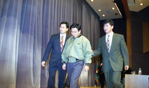 1995년 12월 안기부에서 열린 부여 정각사 무장간첩 김동식의 기자회견. 그는 북의 가족 소식을 듣기 전까지는 전향하지 않았다. 한국정책방송원 제공