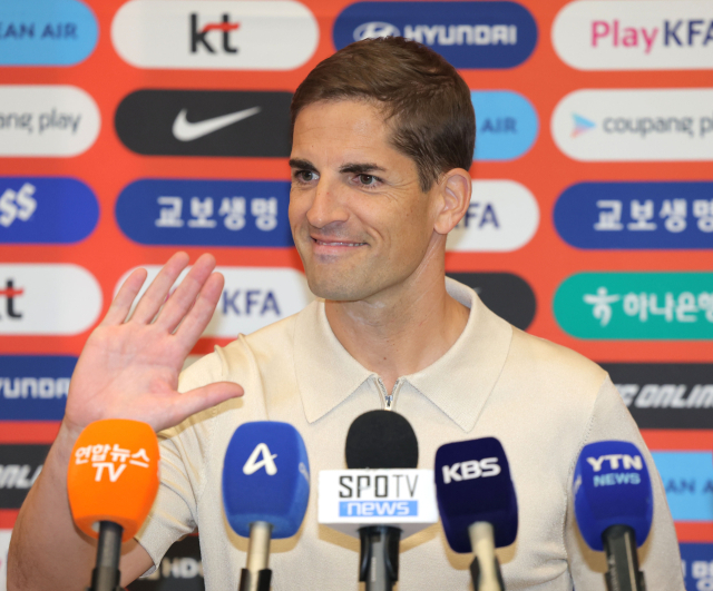한국 축구 국가대표팀 ‘임시 사령탑’으로 선임된 로베르트 모레노 감독이 13일 인천국제공항을 통해 입국했다. 연합뉴스