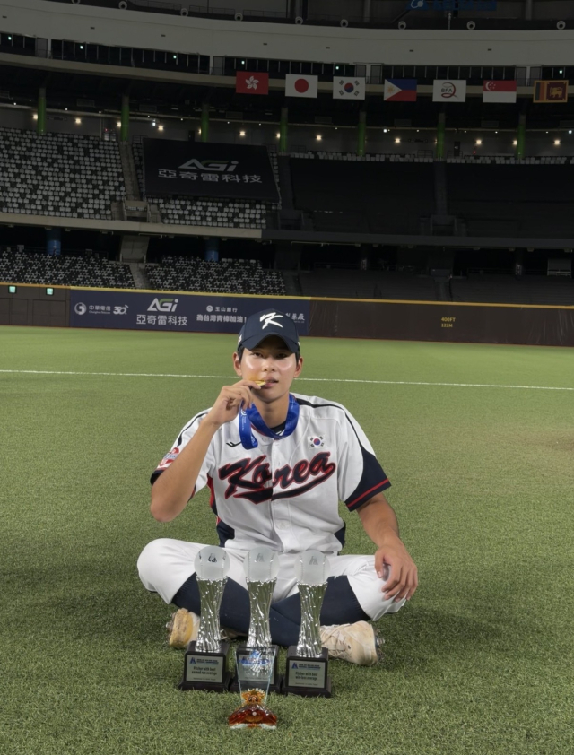 하현승이 결승전이 끝난 뒤 대회 MVP, 평균자책점, 승률, 구원투수상 트로피를 앞에 두고 포즈를 취하고 있다. 하현승 제공