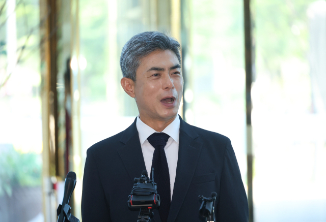 강신철 국방부 장관 후보자가 3일 청문회 준비 사무실이 차려진 서울 용산구 국방컨벤션으로 들어서며 취재진의 질문에 답하고 있다. 연합뉴스
