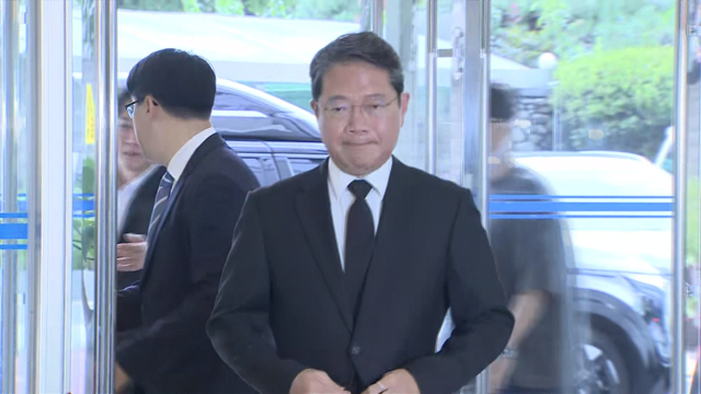 김승원 법무부 장관 후보자가 지난 14일 서울 종로구 한 빌딩에 마련된 청문회 준비 사무실로 출근하고 있다. 연합뉴스