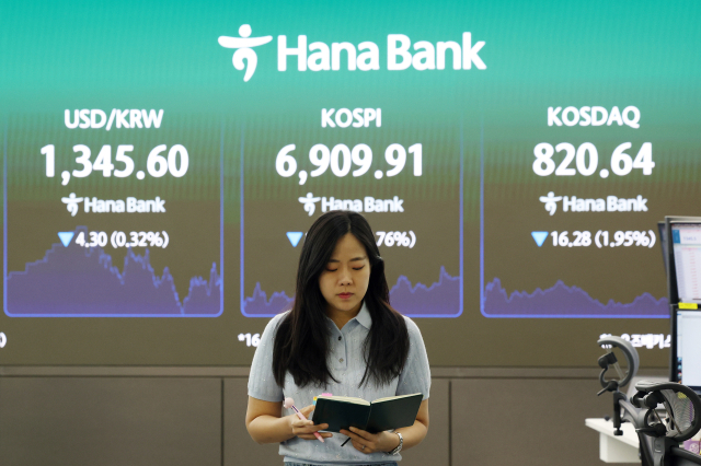 지난 11일 서울 중구 하나은행 딜링룸 현황판에 코스피와 코스닥지수 등이 표시되고 있다. 연합뉴스