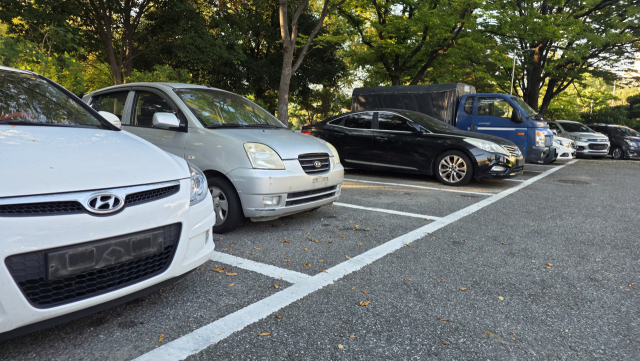 14일 오후 경남 창원시 성산구 창원스포츠파크(옛 창원종합운동장) 주차장에 번호판이 떼인 말소 차량이 줄줄이 주차·방치돼 있다. 강대한 기자