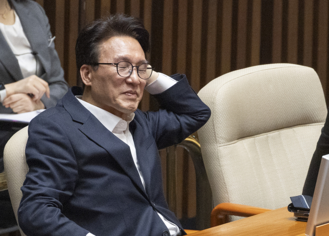 더불어민주당 김민석 대표가 14일 국회에서 열린 제439회 정기회 교육·사회·문화 분야 대정부 질문에 참석해 자리에 앉아 생각에 잠겨 있다. 연합뉴스
