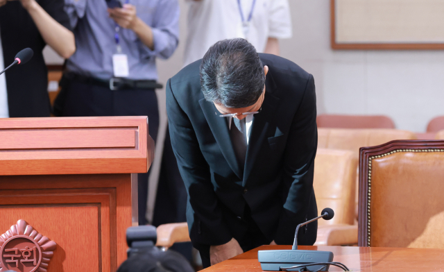 김승원 법무부 장관 후보자가 15일 국회에서 열린 인사청문회에서 선서에 앞서 인사하고 있다. 연합뉴스