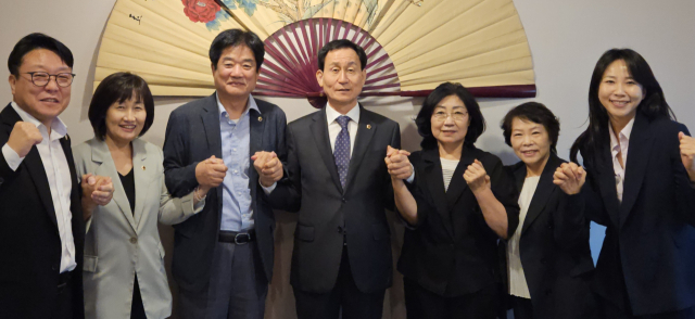 부산시의회 강무길 의장(가운데)과 더불어민주당 의원들이 손을 잡고 있다. 부산시의회 제공