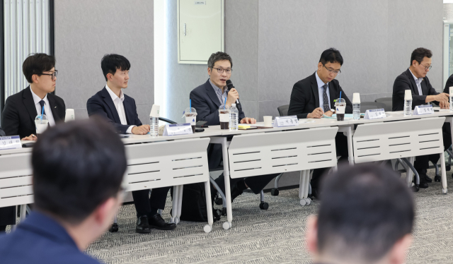 15일 남구 부산국제금융센터 22층 세미나실에서 부산해양금융발전협의회가 열려 이동엽 금융창업정책관이 발언하고 있다. 이날 협의회에는 해양 금융 관련 16개 기관 및 민간 기업 관계자가 참석해 부산의 해양 금융 발전 방안과 기관별 유기적 협력 체계 구축에 대해 논의한다. 이원준 기자 lwj@