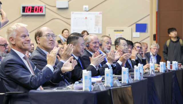 제14회 부산국제항만컨퍼런스가 개막한 15일 동구 부산항국제전시컨벤션센터에서 내빈들이 개막식 기념사를 경청하고 있다. 이원준 기자
