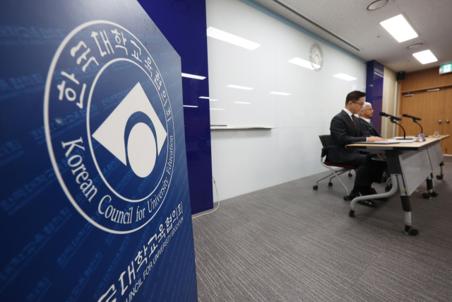 이기정 한국대학교육협의회 회장, 성윤석 유웨이 대표이사가 14일 서울 금천구 한국대학교육협의회에서 열린 기자회견에서 사과문을 발표하고 있다. 지난 11일 수시 원서접수 마감을 불과 10분 앞둔 오후 5시50분께 유웨이어플라이의 접수 시스템에 접속 오류가 발생했다. 연합뉴스