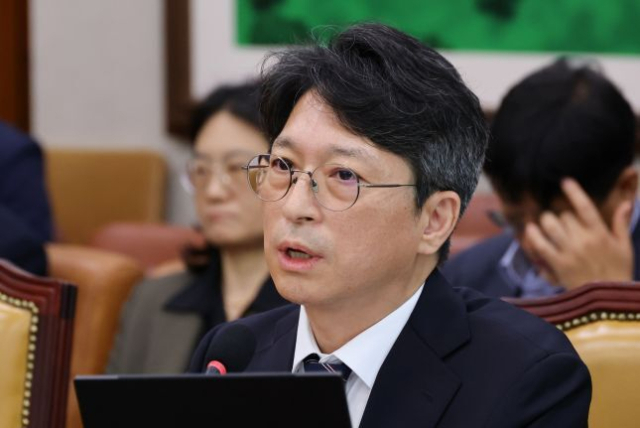 홍지선 국토교통부 장관 후보자가 16일 국회에서 열린 인사청문회에서 위원 질의에 답하고 있다. 연합뉴스
