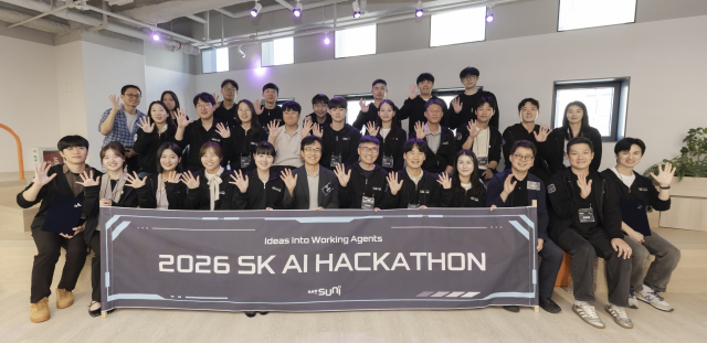 SK가 15일 구성원들을 대상으로 개최한 ‘2026 SK AI 해커톤’에서 결선 진출팀들이 기념촬영을 하고 있다. SK 제공