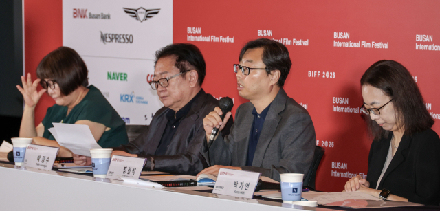 제31회 부산국제영화제 개최 기자회견이 열린 지난 1일 부산 해운대구 영화의전당 중극장에서 정한석 집행위원장이 발언하고 있다. 이원준 기자 lwj@