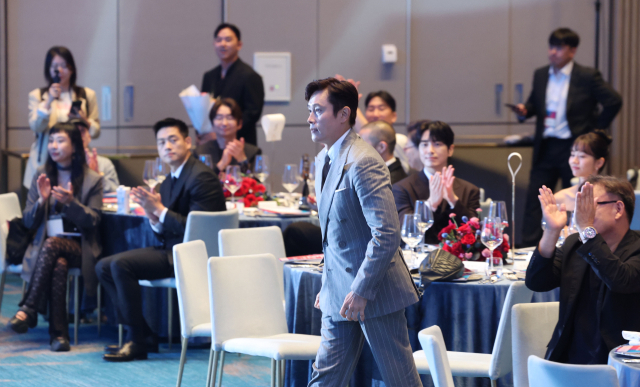2025 부일영화상 시상식에서 남우주연상을 받은 이병헌이 동료 영화인들의 축하를 받으며 무대로 오르고 있다. 부산일보DB