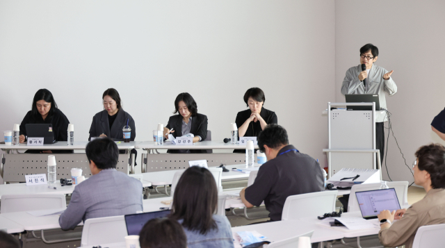16일 부산 해운대구 부산시립미술관에서 재개관 특별전 기자간담회가 열려 서진석 부산시립미술관 관장이 개요에 대해 설명하고 있다. 4개의 특별전을 기획한 학예연구사들 모습도 보인다. 이원준 기자 lwj@