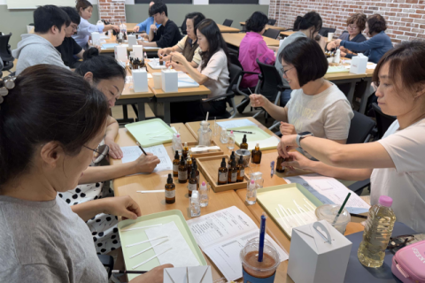 부산보건대 사회복지과·학생상담센터가 성인학습자 맞춤형 상담 프로그램으로 향수만들기 프로그램을 운영하고 있다. 부산보건대 제공