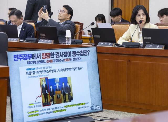 조국혁신당 박은정 의원이 16일 국회에서 열린 법제사법위원회 전체 회의에서 김지용 초대 중대범죄수사청장 후보자의 검증과 관련해 윤호중 행정안전부 장관에게 질의하고 있다. 연합뉴스