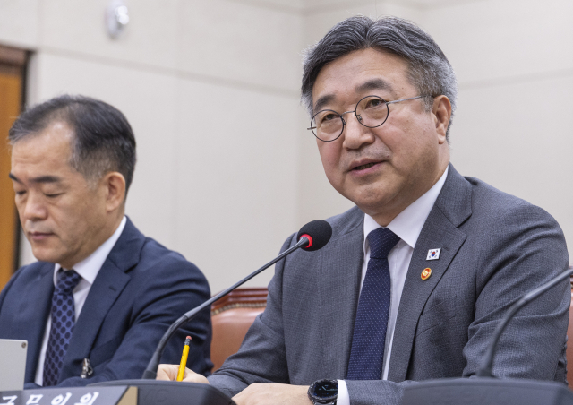 윤호중 행정안전부 장관이 16일 국회에서 열린 법제사법위원회 전체 회의에 출석해 중대범죄수사청 조직 및 운영에 관한 법률 일부개정법률안 등 사회적 약자 대상 7대 범죄 보완수사·재수사권을 부여하는 중대범죄수사청법 개정안 관련 의원 질의에 답하고 있다. 연합뉴스