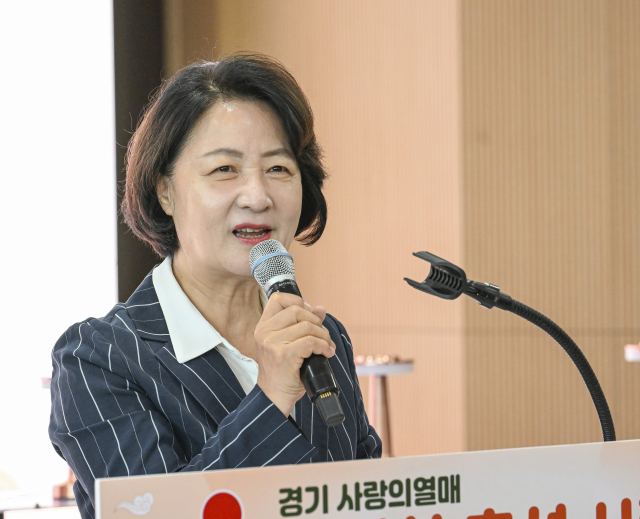 추미애 경기도지사가 11일 경기도 수원시 영통구 광교종합사회복지관에서 열린 '풍성한 추석 사랑나눔 전달식'에서 인사말을 하고 있다. 연합뉴스