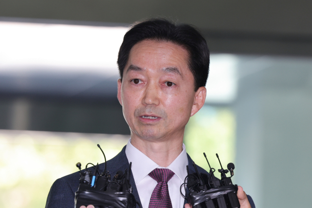 중대범죄수사청장 후보로 지명된 김지용 변호사가 8일 서울 종로구 정부서울청사 창성동 별관에 마련된 인사청문회 준비 사무실로 출근하며 취재진에 소감을 밝히고 있다. 연합뉴스