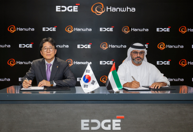 한화와 UAE 국영 최대 방산기업 에지(EDGE) 그룹이 지난 15일(현지 시간) 통합대공망 구축사업에 대한 주요조건합의서를 체결했다. 양기원 한화시스템 대표(사진 왼쪽)와 하마드 알 마라르 에지 그룹 CEO. 한화시스템 제공