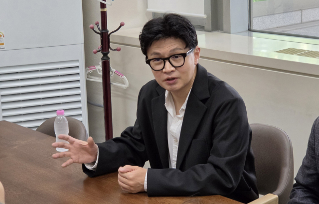 한동훈 의원이 17일 부산시의회에서 기자간담회를 진행하고 있다. 부산시의회 제공
