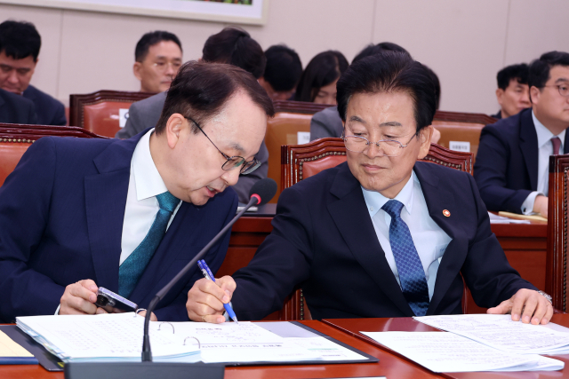정동영 통일부 장관이 17일 국회에서 열린 외교통일위원회 전체회의에서 구병삼 기획조정실장과 얘기를 나누고 있다. 연합뉴스