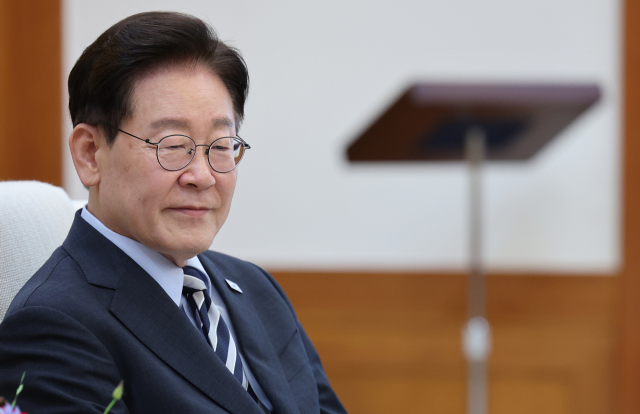 이재명 대통령이 17일 청와대에서 진행된 국제에너지기구(IEA) 사무총장과의 접견에서 파티 비롤 사무총장의 발언을 듣고 있다. 연합뉴스