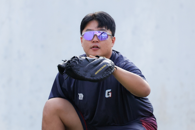 2019년부터 롯데 자이언츠 불펜 포수로 투수들의 공을 받고 있는 김지석. 롯데 자이언츠 제공