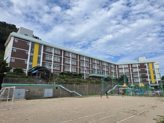 학령인구 감소로 부산의 소규모 학교 통폐합이 잇따르면서 곳곳에서 학부모 반발도 이어지고 있다. 앞으로 통폐합 대상 학교가 더 늘어날 가능성이 큰 만큼 통학 불편과 교육환경 변화에 대한 우려도 커질 전망이다. 사진은 지난해부터 통폐합이 추진되고 있는 영도구 절영초등학교 전경. 김재량 기자 ryang@