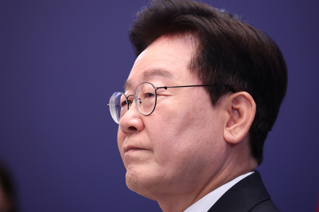 이재명 대통령이 18일 청와대 영빈관에서 열린 기자회견에서 취재진의 질문을 듣고 있다. 연합뉴스